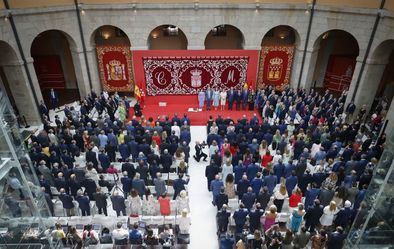 La Presidenta ha dado las gracias a todos los que la han precedido en el cargo, porque 'han contribuido a mejorar la vida de los madrileños', así como a los consejeros que la han acompañados en los anteriores gobiernos. 