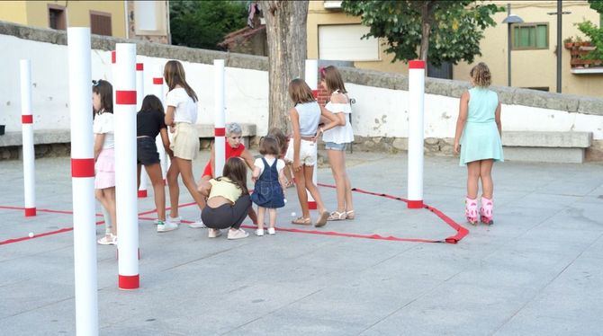 '1, 2, 3... ¡performa!' es una experiencia interactiva e inmersiva, en la que los niños se convierten en artistas y accionadores de esculturas móviles junto a Elisa Miravalles.