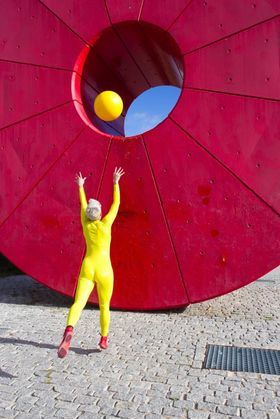 Se trata de una actividad innovadora que propone generar un jardín escultórico cuya principal característica es la movilidad y el dinamismo, con objetos que evocan la obra del escultor Alexander Calder.