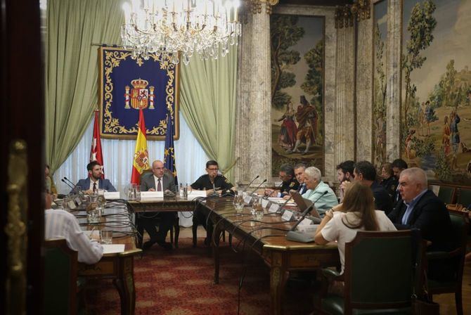 Reunión de coordinación de la manifestación, en la que han participado el delegado del Gobierno en Madrid, Francisco Martín; la presidenta de la Federación Estatal de Lesbianas, Gais, Trans, Bisexuales, Intersexuales y más (FELGTB), Uge Sangil, y el presidente del Colectivo LGTBI de Madrid, Ronny de la Cruz.