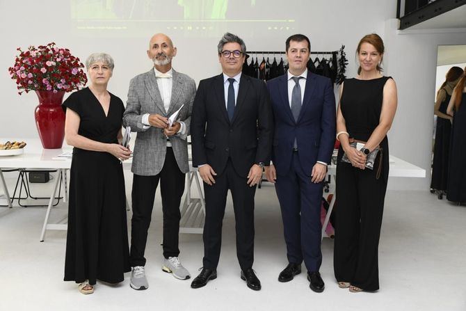 El viceconsejero de Cultura y Turismo, Daniel Martínez, ha participado en el acto de puesta de largo. El evento ha tenido lugar en el 'atelier' –taller de costura– de Juan Vidal.