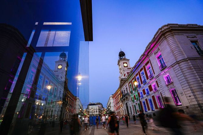 El epicentro de esta fiesta se sitúa en el barrio de Chueca, así como en algunas de las plazas más emblemáticas del centro de la capital (España, Callao o del Rey, entre otras).