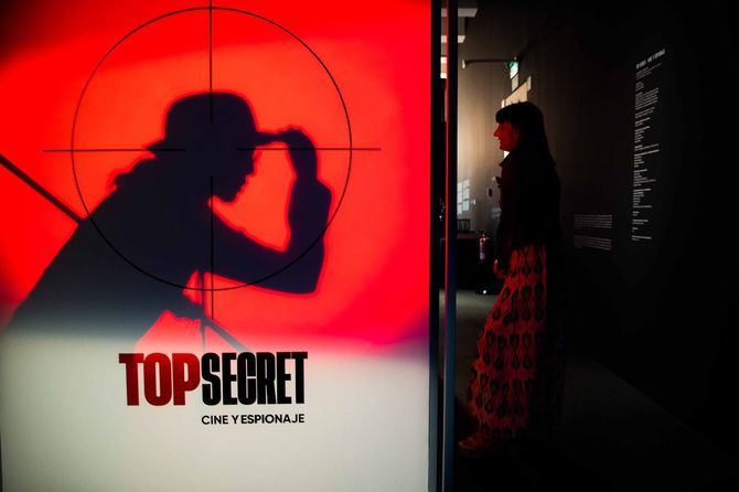 CaixaForum Madrid acoge la exposición 'Top secret. Cine y espionaje', en una nueva colaboración con la Cinémathèque française, que explora la historia inédita de los vínculos entre el oficio de actores y de espías, así como de ficción y los hechos históricos.