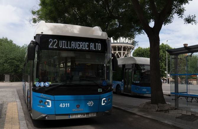 La EMT pondrá en marcha, durante las madrugadas de los días 7, 8 y 9 de julio, una lanzadera gratuita de autobuses entre la avenida Gran Vía de Villaverde y la glorieta de Atocha, con parada intermedia en la glorieta de Legazpi, para garantizar el regreso en transporte público a los asistentes al 'Mad Cool 2023'.