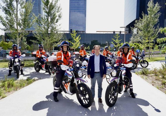 El delegado de Urbanismo, Medio Ambiente y Movilidad, Borja Carabante, acompañado por el concejal de Fuencarral-El Pardo, Juan Antonio Martínez Páramo, ha conocido esta mañana en el parque Caleido, a los pies de las cinco torres, los nuevos vehículos.