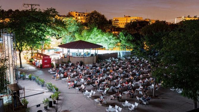 La llegada del verano en Tetuán va de la mano con el cine de verano. En el anfiteatro del parque Agustín Rodríguez Sahagún arranca el 7 de julio y concluye el 26 de agosto. También habrá proyecciones en las plazas de La Remonta y Pablo Ruiz Picasso, todos los sábados de julio y agosto.