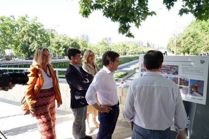 El alcalde, que ha estado acompañado por el delegado de Urbanismo, Medio Ambiente y Movilidad, Borja Carabante; la delegada de Obras y Equipamientos, Paloma García Romero, y el delegado de Limpieza y Zonas Verdes y concejal de Fuencarral-El Pardo, José Antonio Martínez Páramo, ha asegurado que Calle 30 Natura es un proyecto “pionero e innovador” que permite que Madrid acoja “los jardines verticales más grandes que tiene cualquier ciudad de Europa”.