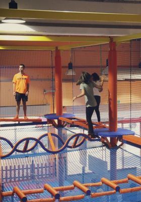 Camas elásticas, un trapecio y 'parkour' controlado, como plan seguro y alternativo al calor, en City Jump