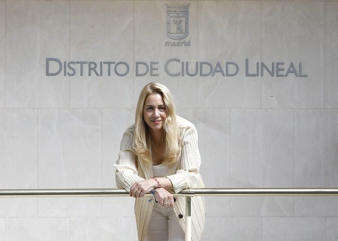 La nueva concejala presidenta de Ciudad Lineal, Nadia Álvarez, cuenta con amplia experiencia política, que pondrá a disposición de los nueve barrios del distrito y sus vecinos. 