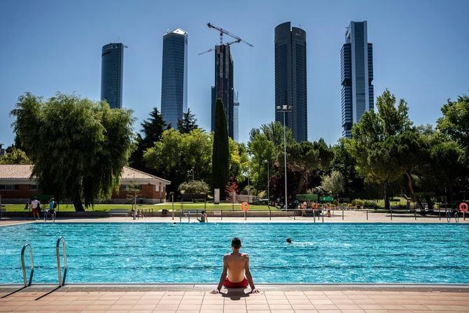 Cinco distritos del Norte y Este de la capital se disputarán algo más de 4.500 plazas de piscina municipal distribuidas en dos turnos de mañana y tarde durante el mes de agosto, denuncia la Asociación Vecinal La Flor del Barrio del Pilar. En la imagen, las piscinas al aire libre del Centro Deportivo Municipal Vicente del Bosque, cerradas desde el verano de 2021, en una imagen de archivo.