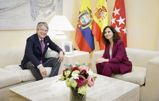 La presidenta de la Comunidad de Madrid, Isabel Díaz Ayuso, ha recibido este viernes, en la Real Casa de Correos, al presidente de la República del Ecuador, Guillermo Lasso. El objetivo del encuentro es continuar estrechando lazos económicos y culturales con este país, que será el invitado en la próxima edición de FITUR 2024.