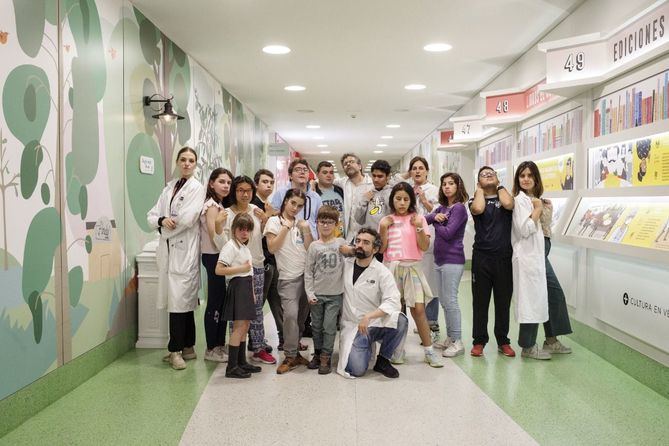 El Hospital Infantil Universitario Niño Jesús presenta las apasionantes historias que tienen lugar en su interior, con 'Radio-grafía (s). Viaje al interior de un hospital', un proyecto dirigido por la directora de escena y dramaturga Lucía Miranda, cuyo objetivo principal es dar a conocer las historias que tienen lugar dentro del centro hospitalario de la mano de sus jóvenes pacientes en tratamiento neurológico, junto a médicos, dramaturgos y actores profesionales.