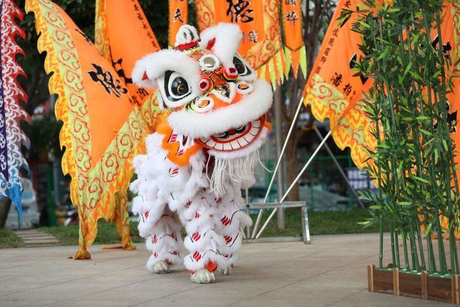 La compañía de Danza del León y Artes Marciales Huaide de Fuyong de Shenzhen realizará la Danza del León 'Doble Suerte', un arte milenario donde la danza se combina con las acrobacias de los atletas sobre postes elevados.