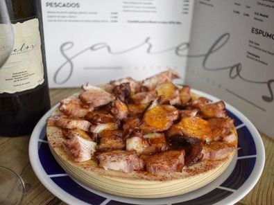 Un delicioso pulpo 'á feira', uno de los máximos representantes de la cocina gallega, que se puede degustar con o sin 'cachelos', la típica patata cocida gallega con sal y laurel, el acompañamiento perfecto para esta receta.