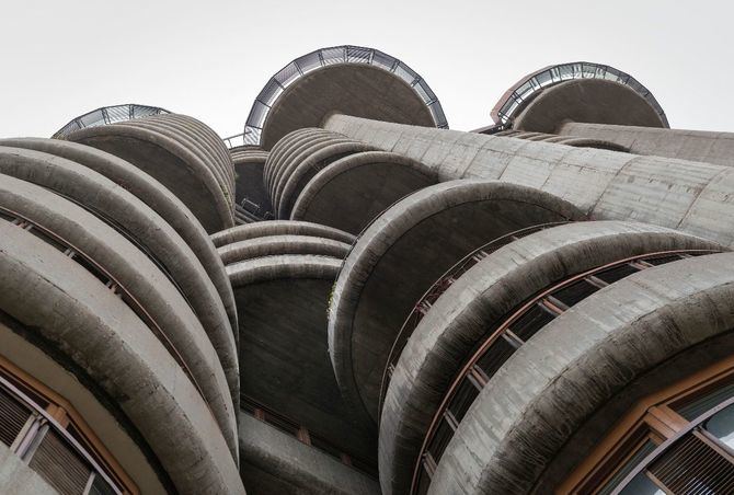 El espacio objeto de remodelación, que acogió en los años 70 y 80 un restaurante, tendrá a partir de ahora un uso residencial. Además, están previstas mejoras en las condiciones de evacuación de esta planta y se pondrá en valor la estructura de hormigón, de acuerdo con el diseño original.