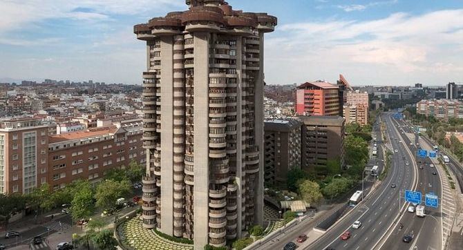 Las Torres Blancas, situadas en la avenida de América, 37, es un edificio proyectado en 1961 por el arquitecto Francisco Javier Sáenz de Oiza para uso residencial.