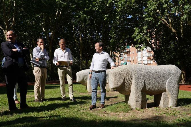 El delegado del Área de Urbanismo, Medio Ambiente y Movilidad, Borja Carabante, ha recorrido esta mañana estas instalaciones acompañado por el delegado de Limpieza y Zonas Verdes, José Antonio Martínez Páramo y el concejal de Moratalaz, Ignacio Pezuela.