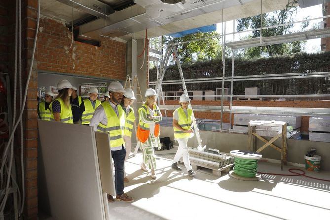 La delegada de Obras y Equipamientos, Paloma García Romero, durante la visita a las obras de construcción del nuevo centro cultural de ese distrito, ubicado en la calle de Pastora Imperio, 4, junto a la avenida de Burgos.