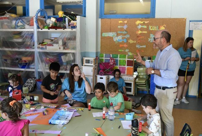 El delegado del Área de Políticas Sociales, Familia e Igualdad del Ayuntamiento de Madrid, José Fernández, ha visitado este lunes los campamentos en inglés del CEIP Juan Gris, en Villa de Vallecas, dentro de la nueva edición del programa Centros Abiertos durante las vacaciones escolares.