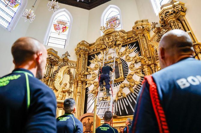 El alcalde de Madrid, José Luis Martínez-Almeida, ha presidido este martes los actos conmemorativos en honor de la Virgen de la Paloma, patrona de los Bomberos y considerada la patrona popular de Madrid. 