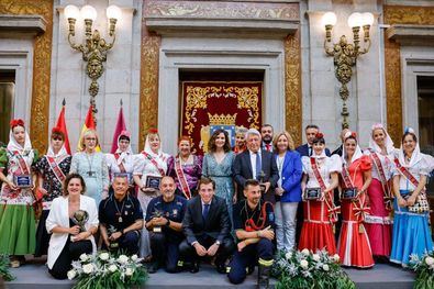 Celebrado en el Patio de Cristales de la plaza de la Villa, el alcalde ha estado acompañado durante el acto por la presidenta de la Comunidad de Madrid, Isabel Díaz Ayuso; la vicealcaldesa, delegada de Seguridad y Emergencias y portavoz municipal, Inmaculada Sanz; representantes de todos los grupos municipales de la Corporación; el presidente de la Hermandad Virgen de la Paloma-Bomberos de Madrid, Felipe García Berzosa, y por efectivos del Cuerpo de Bomberos y miembros de la hermandad.