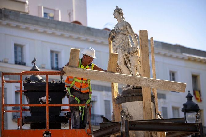 La estatua de la Mariblanca hoy trasladada no es la original, que se puede contemplar en la Casa de la Villa, sino una réplica del restaurador Jerónimo García Gallego que mide seis metros de altura, incluyendo la peana, y pesa 11 toneladas. 