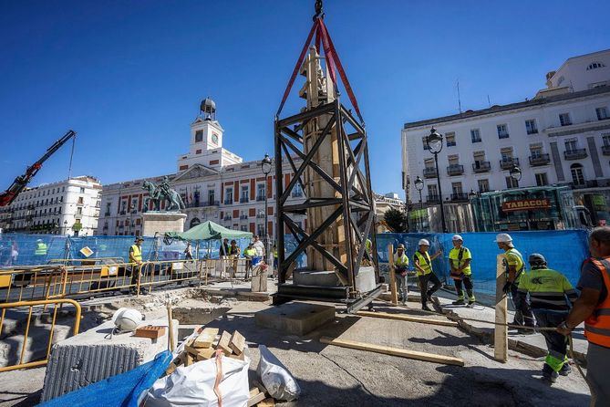 La escultura, que se ha desplazado 18 metros desde su emplazamiento anterior, ocupará  ahora el extremo occidental de la nueva alineación de bancos situada en el arco norte de la plaza.