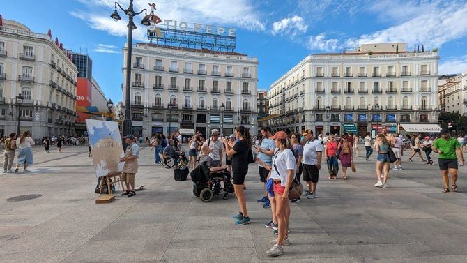 El pasado 5 de agosto –según aparece reflejado en el lienzo del artista– el pintor Antonio López volvió a las calles de Madrid para pintar. En concreto, a la puerta del Sol, sin importarle ni las obras, ni la ola de calor, ni las hordas de curiosos.