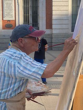 López pinta por las mañanas en la novena planta de El Corte Inglés de Callao. Y por las tardes se va a la puerta del Sol.