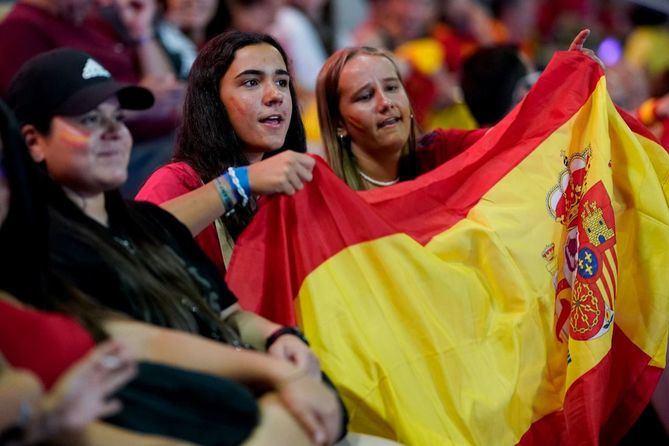 7.000 madrileños pudieron disfrutar del triunfo de la Selección desde la FanZone instalada en el exterior del WiZink Center, con motivo del evento organizado por el Ayuntamiento de Madrid, la Comunidad de Madrid, la Federación Española de Fútbol y el Consejo Superior de Deportes, donde se instalaron cuatro pantallas gigantes dentro del recinto multiusos, sito en distrito de Salamanca.