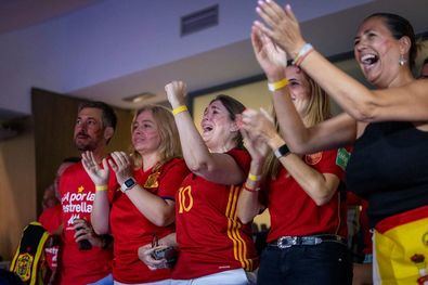 La vicealcaldesa, Inma Sanz; la delegada de Cultura, Marta Rivera de la Cruz, y el consejero de Presidencia, Justicia y Administración Local de la Comunidad de Madrid, Miguel Ángel García Martín, celebrando la victoria de la Selección Femenina española de fútbol.