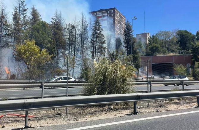 Extinguido un pequeño incendio en una zona arbolada junto a la M-30, a la altura de Moratalaz