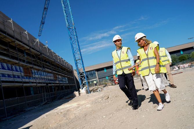 El consejero de Educación, Ciencia y Universidades de la Comunidad de Madrid, Emilio Viciana, ha visitado las obras que se están llevando a cabo en el Instituto de Educación Secundaria (IES) Gloria Fuertes de Alcobendas, uno de los centros en los que se pone en marcha esta medida en 2023/24, junto a la alcaldesa del municipio, Rocío García.