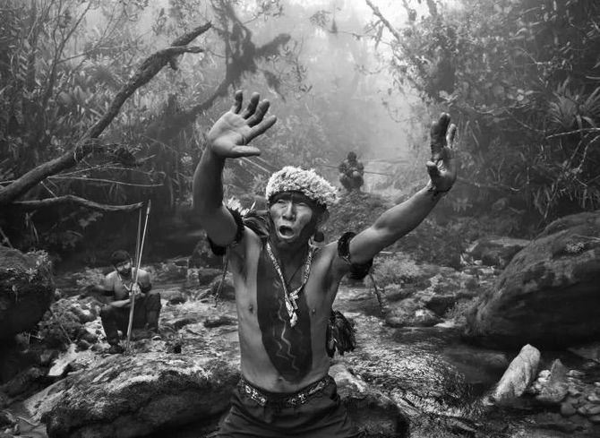 Chamán yanomami realiza un ritual antes de la subida al Pico da Neblina. Estado de Amazonas, Brasil, 2014.