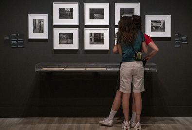 A caballo entre Nueva York y París, sin vincularse nunca a una de las dos ciudades, Louis Stettner ofrece, a través de sus fotografías, una vibrante celebración de la vida obrera. 