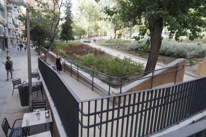 El Ayuntamiento de Madrid ha invertido más de 1,36 millones de euros en las obras de mejora, adecuación, creación de zonas verdes y medidas de accesibilidad de la calle de Pan y Toros, perteneciente al Área de Regeneración y Renovación Urbana (ARRU) San Nicolás Arechavaleta, en el distrito de Villaverde. 