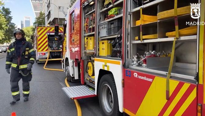 Los hechos han ocurrido sobre las 12.30 horas de este martes, en la planta -3. Por causas que de momento se desconocen, un vehículo híbrido ha comenzado a arder, lo que generado una intensa humareda negra.