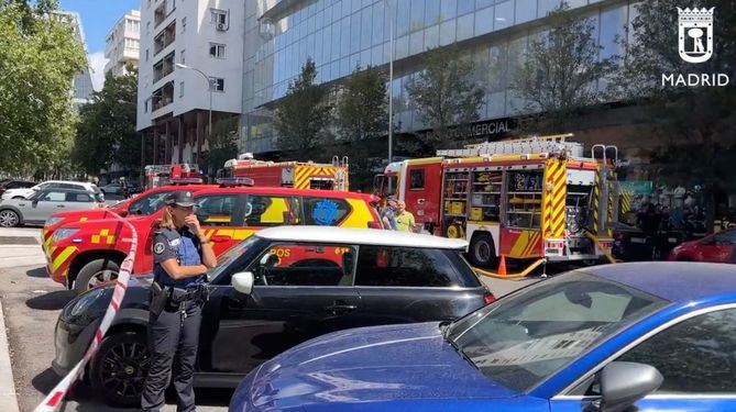 La Policía Municipal ha acordonado la zona, quedando cortado el acceso peatonal al inmueble, que desprende un fuerte olor a quemado.