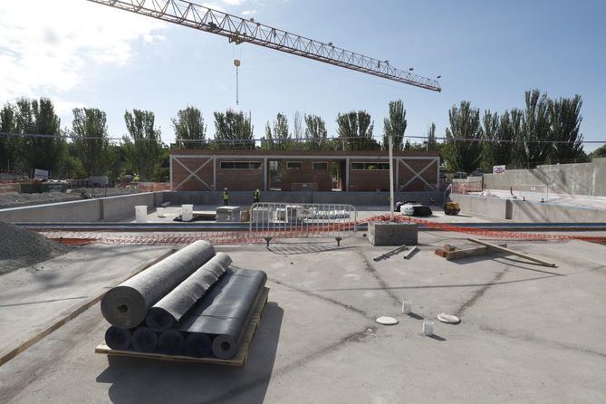 Las obras de las nuevas piscinas de verano que el Ayuntamiento está construyendo en la calle Mistral, con un presupuesto de 2,8 millones de euros, serán las primeras piscinas municipales de verano del distrito de Barajas.
