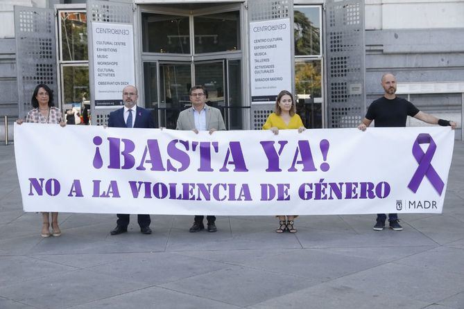 El delegado de Políticas de Vivienda, Álvaro González, acompañado de representantes de los grupos políticos municipales y del delegado del Gobierno en Madrid, Francisco Martín, el pasado 22 de agosto, ante el Palacio de Cibeles durante el minuto de silencio convocado por el Ayuntamiento como muestra de condena por el asesinato, presuntamente por violencia machista, de una vecina de Moratalaz. 