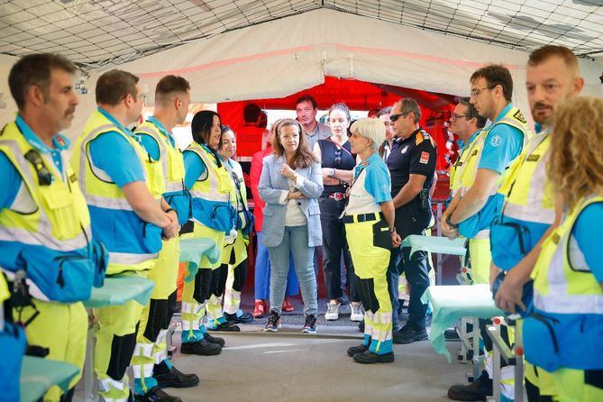 Además de estas dotaciones, también se ha aportado una UVI móvil, un vehículo de Intervención Rápida y otro de Comunicaciones, así como con un hospital de campaña para poder atender de manera inmediata tanto a heridos leves como a eventuales pacientes que presenten cuadros de mayor gravedad o incluso críticos.