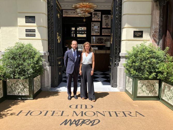 La delegada de Turismo, Almudena Maíllo, junto al director del Hotel Montera Madrid, de la cadena Hilton, Iñigo Sánchez-Crespo, que ha abierto sus puerta recientemente en el distrito de Centro.