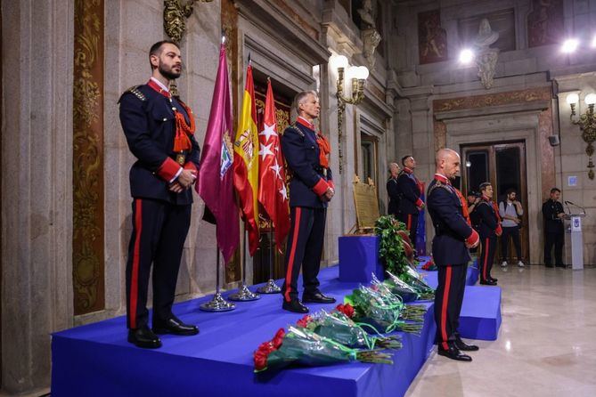 En el homenaje, se ha realizado una ofrenda floral en la que se han depositado 13 ramos de rosas en representación de cada uno de los parques de bomberos del Ayuntamiento de Madrid.