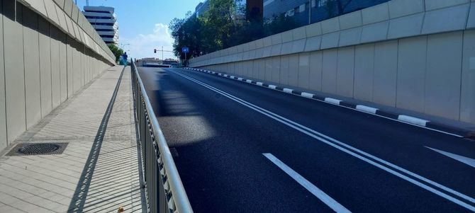 Además de la conexión peatonal entre ambas calles, se han habilitado tres pasos de peatones que dan continuidad al itinerario.