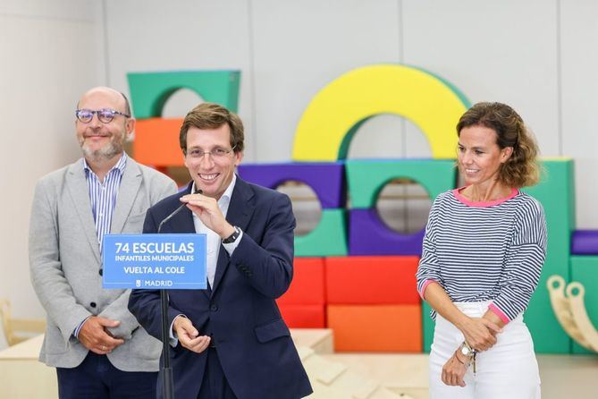 Almeida ha visitado las instalaciones de la escuela infantil, la sexta municipal en el distrito, acompañado por el delegado del Área de Políticas Sociales, Familia e Igualdad, José Fernández, y la concejala de San Blas-Canillejas, Almudena Maíllo. 