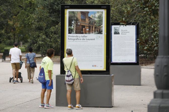 La muestra se organiza en torno a ocho tótems y e incluye la descripción de los edificios de Velázquez Bosco, cuatro de ellos vinculados al Paisaje de la Luz.