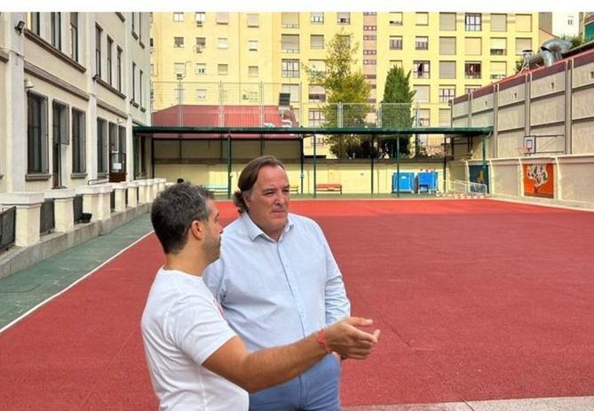 González Taboada ha visitado este jueves el CEIP Claudio Moyano, uno de los centros educativos en los que la Junta Municipal ha impulsado las obras de mejora. La actuación principal ha sido la renovación y pintura del pavimento de la pista deportiva exterior.