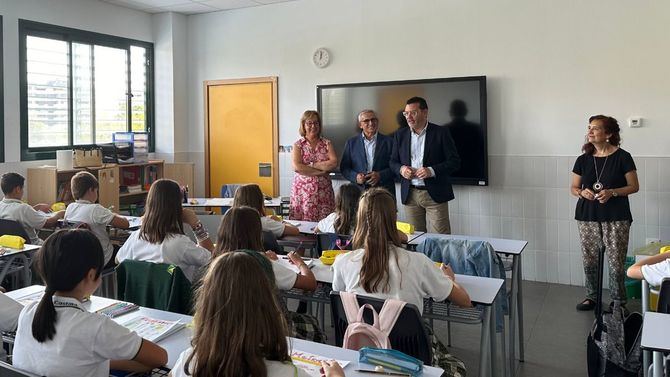 El concejal de Villa de Vallecas, Carlos González Pereira, ha visitado el CEIP Blas de Otero, uno de los cuatro centros del distrito en los que la Junta Municipal de Villa de Vallecas ha realizado obras de mejora y mantenimiento durante el verano.