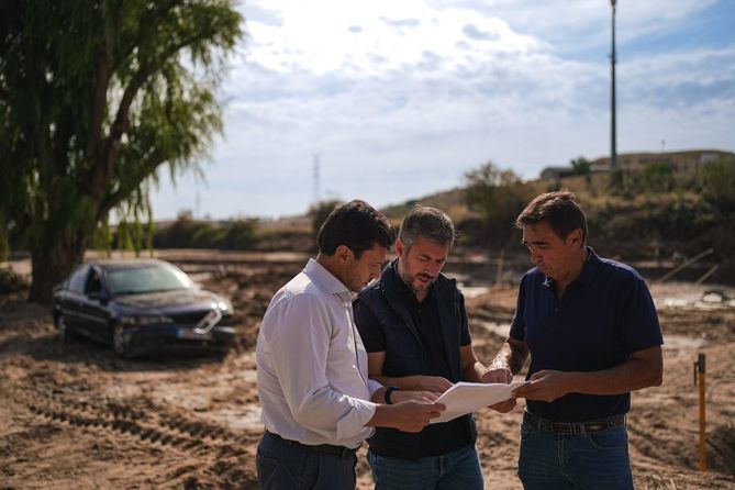 Los trabajos se centran en actuaciones urgentes de desescombro, desbroce y demoliciones para la recuperación de los servicios públicos esenciales.