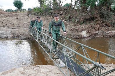 Los días 8 y 9 de septiembre varios equipos militares del Batallón de Zapadores Paracaidistas de la Brigada Paracaidista de Paracuellos del Jarama se desplazaron a Aldea del Fresno y Villamanta para la instalación de dos pasarelas peatonales militares, ya que entre los bienes destruidos por el agua en la zona se encuentran dos de los puentes principales de ambas localidades.